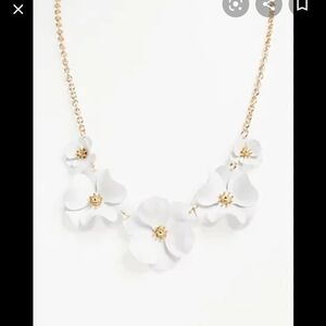 🆕WHITE MATTE FLORAL STATEMENT NECKLACE